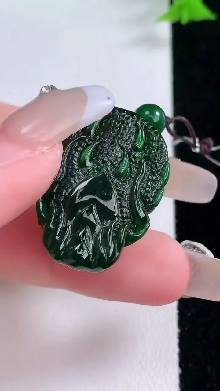 天然A货翡翠龙牌吊坠，尺寸29-22.4-12，重量:13.78g
1月27日