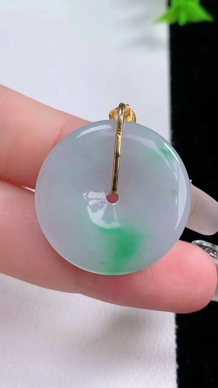 天然A货翡翠平安扣吊坠，尺寸26-3.5，重量:5.98g
1月27日