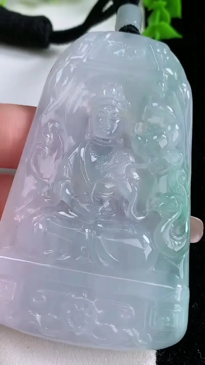 天然A货翡翠大势至菩萨吊坠，尺寸74-47-5.7，重量:56.76g
1月27日