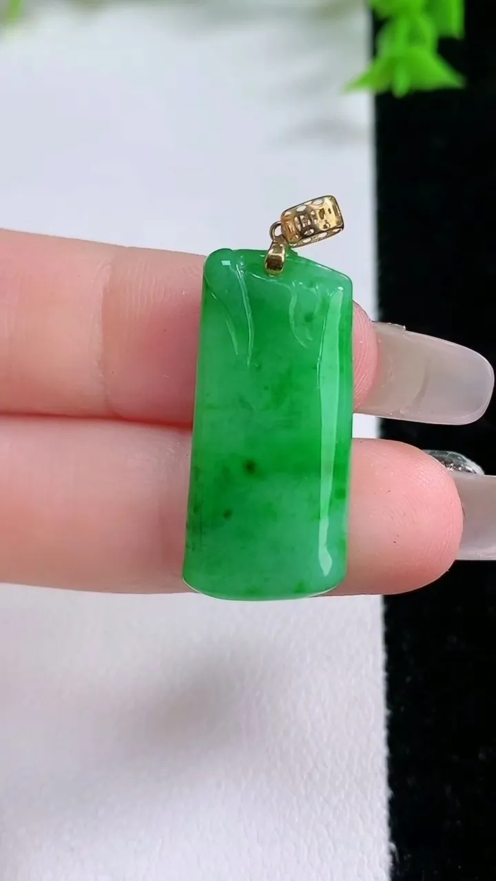 天然A货翡翠节节高升 竹节吊坠，尺寸27.8-13-4.8，重量:4.61g
1月27日