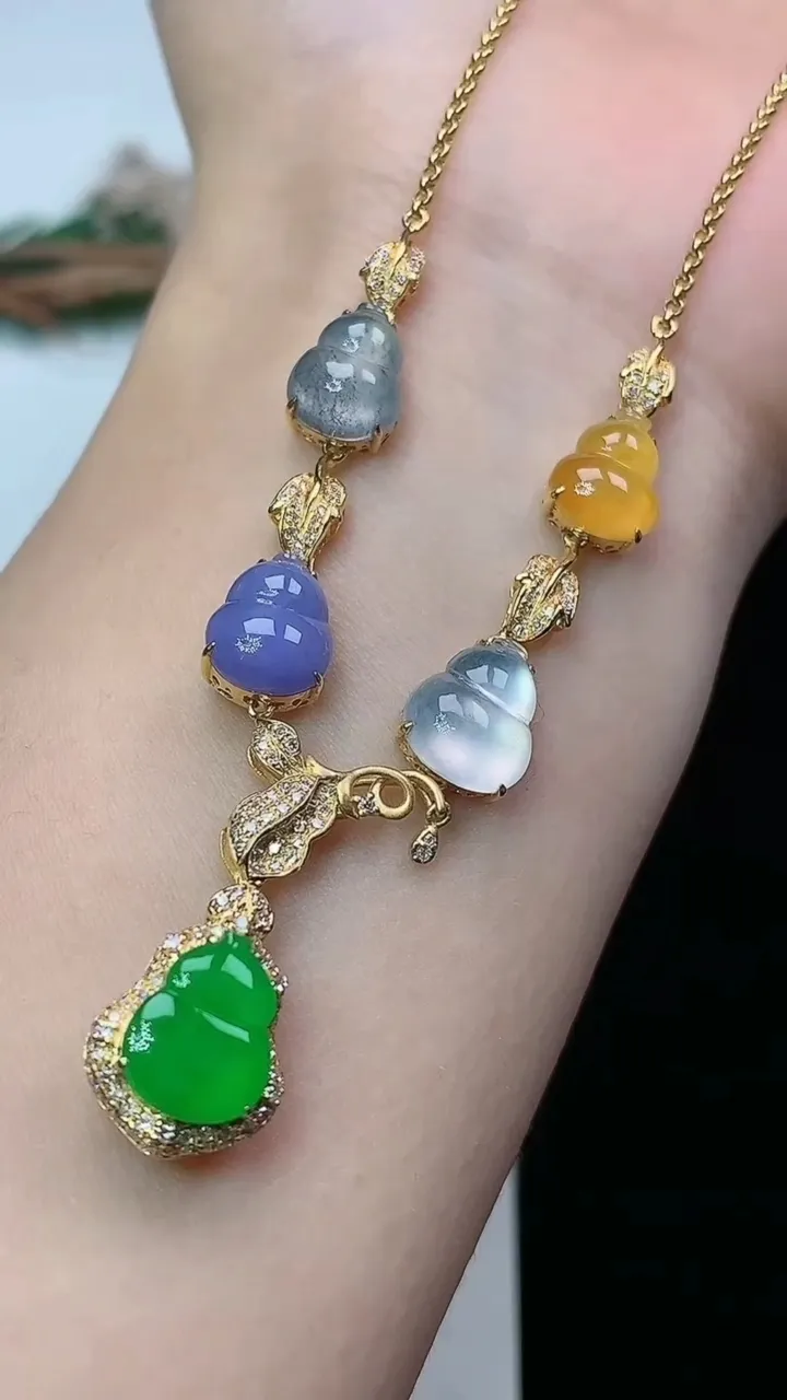 天然A货翡翠四彩葫芦项链，尺寸10.2-8，重量:9.75g
1月27日