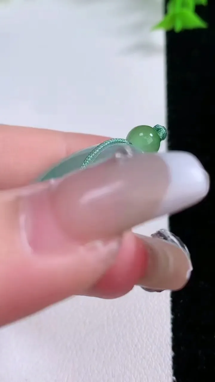 天然A货翡翠平安扣吊坠，尺寸28-6，重量:10.05g
1月27日