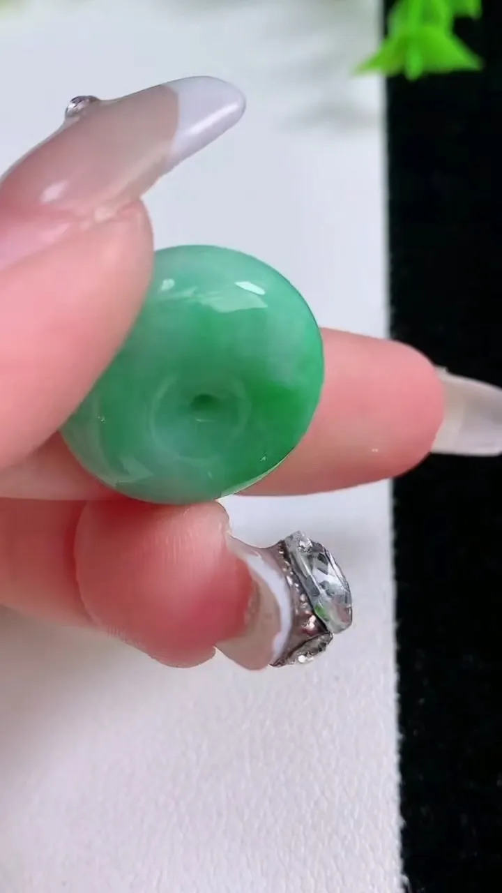 天然A货翡翠平安扣吊坠，尺寸20-9，重量:8.23g
1月27日