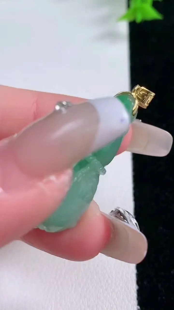 天然A货翡翠葫芦吊坠，尺寸32-14.5-10.4，重量:7.68g
1月27日