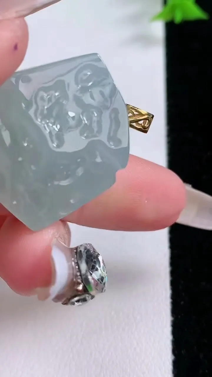 天然A货翡翠原石吊坠，尺寸24.6-22.8-12.5，重量:13.38g
1月27日