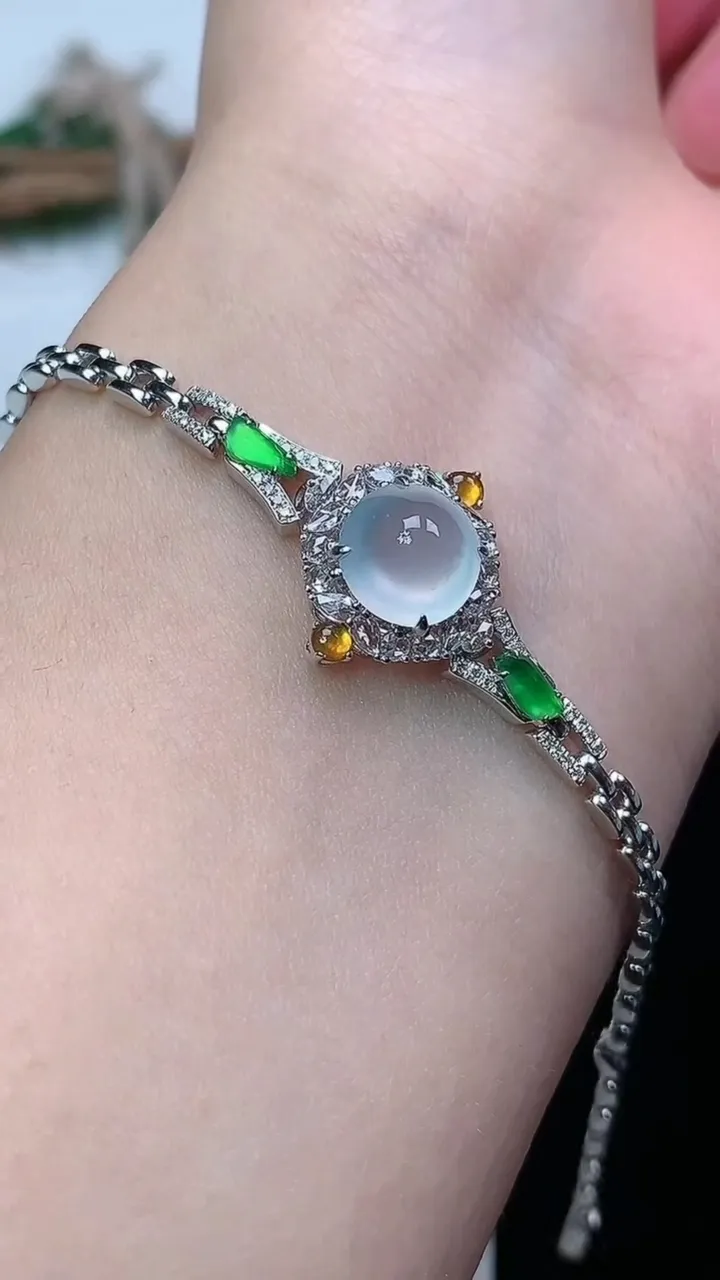 天然A货翡翠白冰蛋面手链，尺寸8.2，重量:6.38g
1月27日