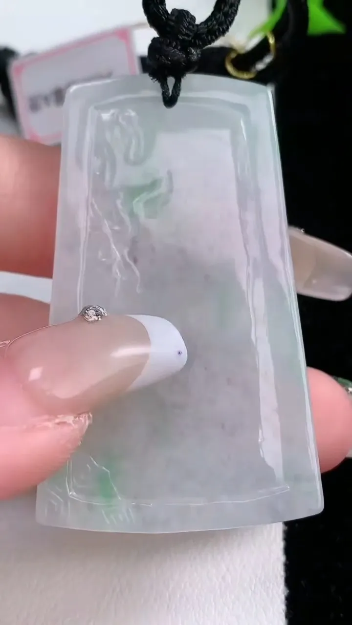 天然A货翡翠龙牌吊坠，尺寸52.5-30.3-5.3，重量:18.98g
1月27日