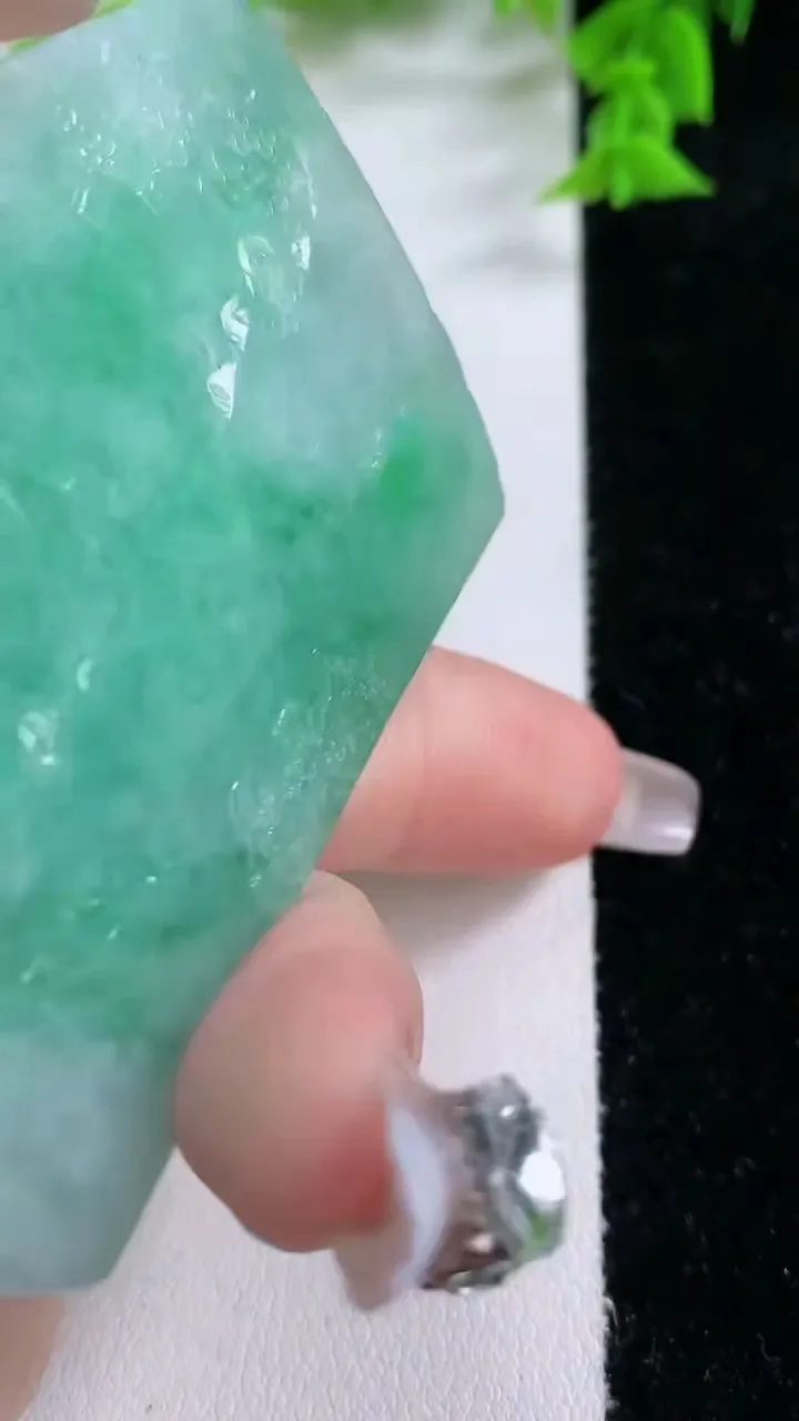 天然A货翡翠山水牌吊坠，尺寸69.6-30.2-7，重量:55.58g
1月27日