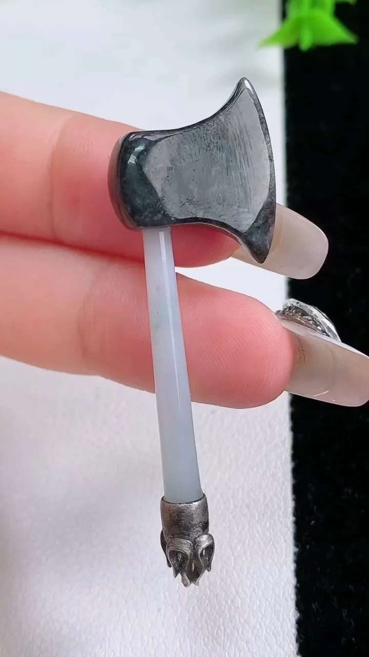 天然A货翡翠墨翠斧头吊坠，尺寸53.8-18-6.4，重量:5.60g
1月27日