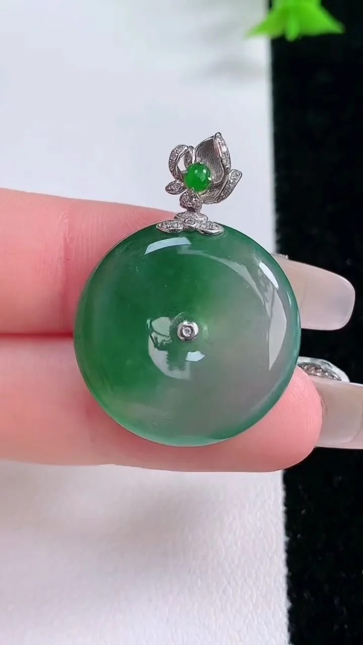 天然A货翡翠平安扣吊坠，尺寸23-5.5，重量:7.10g
1月27日