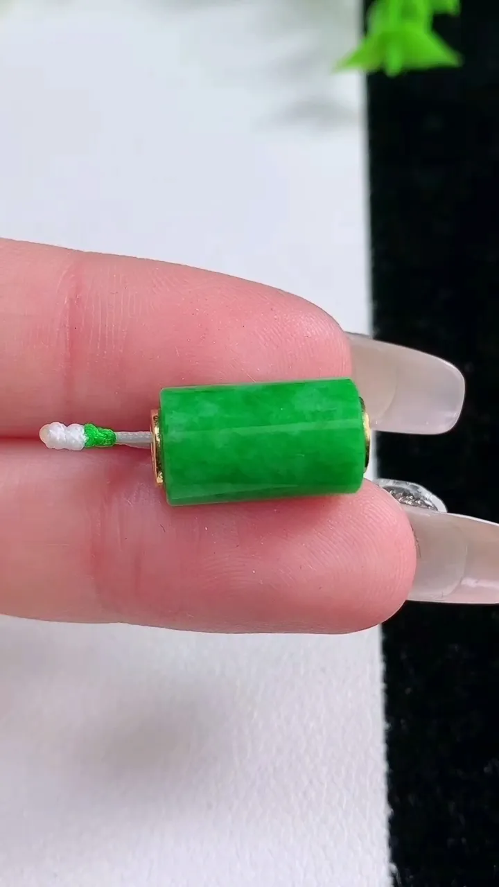 天然A货翡翠路路通吊坠，尺寸16-8.7，重量:2.98g
1月27日