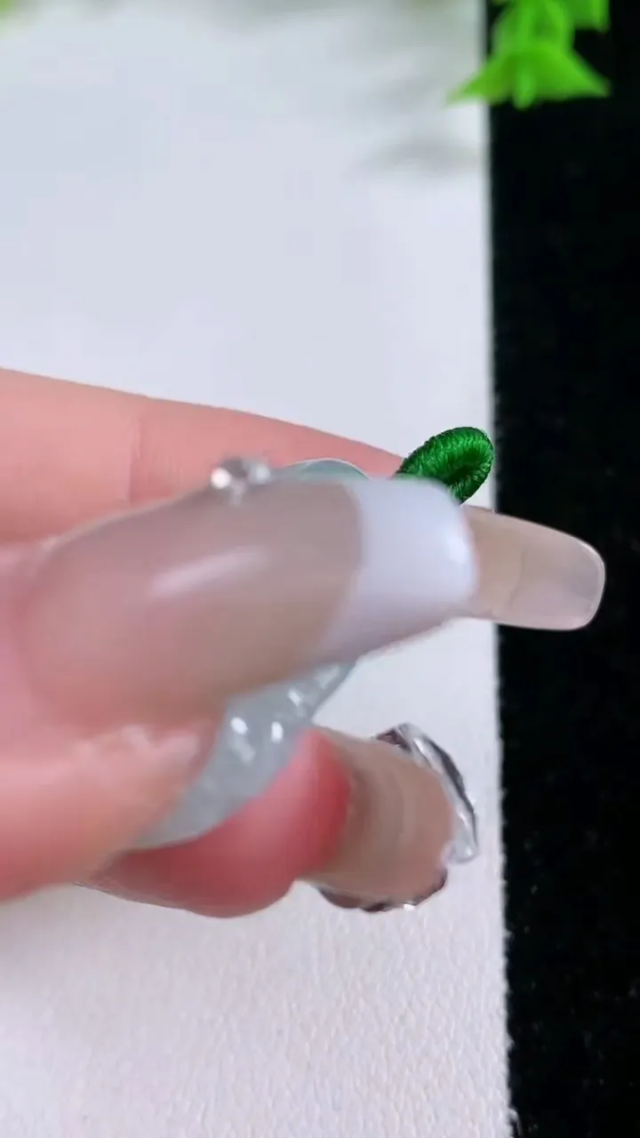 天然A货翡翠飘花佛公吊坠，尺寸27.7-31.8-6.5，重量:8.31g
1月27日