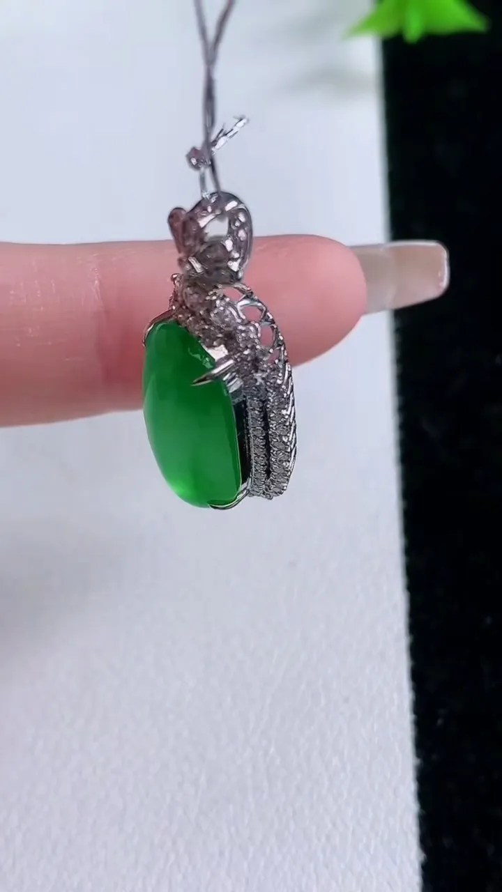 天然A货翡翠福瓜吊坠，尺寸27.3-12.3-8，裸石16.5-8重量:3.00g
1月27日