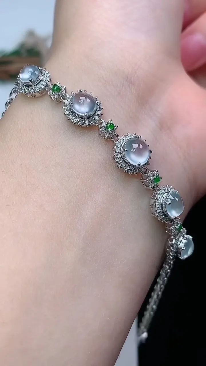 天然A货翡翠白冰蛋面手链，尺寸5.8，重量:6.03g
1月27日