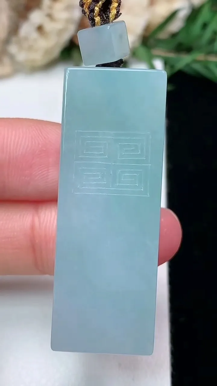 天然A货翡翠仿古无事牌吊坠，尺寸42-15.2-12.3，重量:27.16g
1月27日