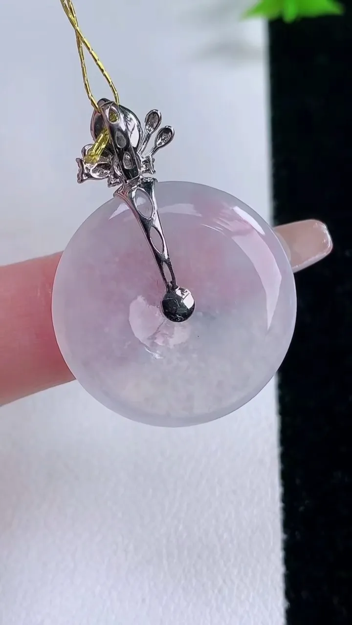 天然A货翡翠种白冰平安扣吊坠，尺寸24.3-3.6，重量:6.30g
1月27日