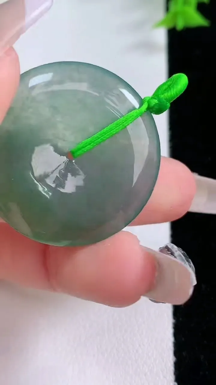 天然A货翡翠平安扣吊坠，尺寸31.4-5.2，重量:11.16g
1月27日