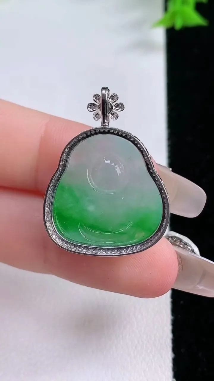 天然A货翡翠财神爷吊坠，尺寸28.5-21.6-7.7，裸石19.8-19重量:4.73g
1月27日