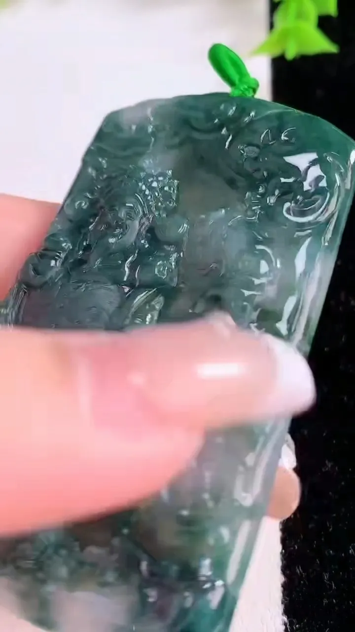 天然A货翡翠飘花御龙财神爷吊坠，尺寸68-43.7-4.5，重量:33.10g
1月27日