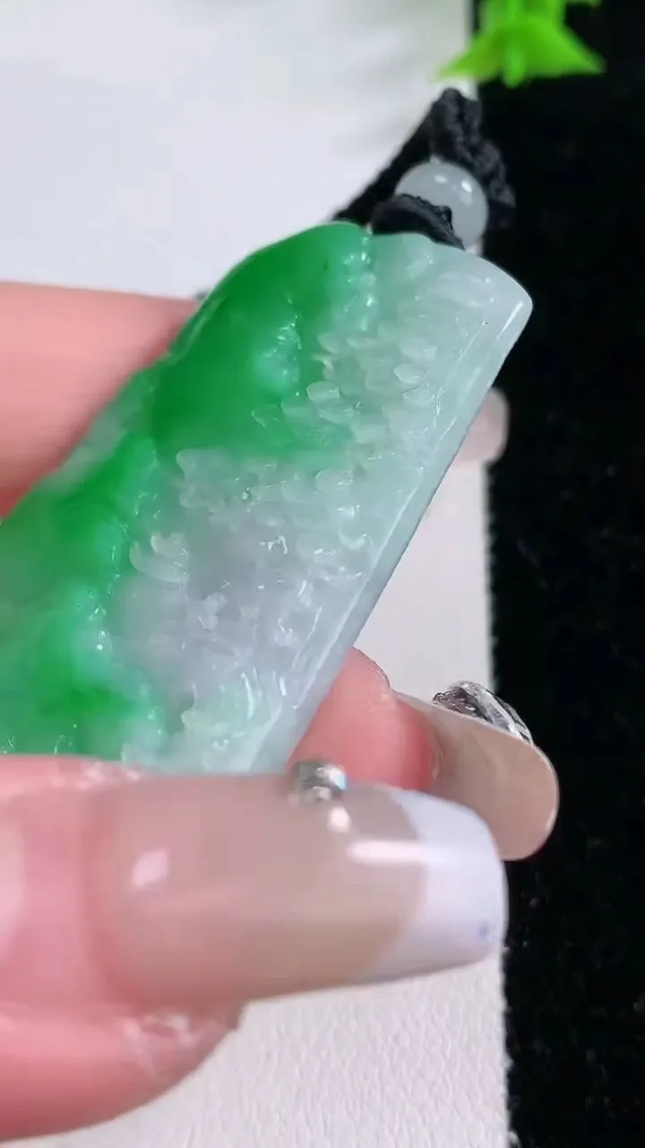 天然A货翡翠山水牌吊坠，尺寸50.6-30.5-5.6，重量:24.48g
1月27日