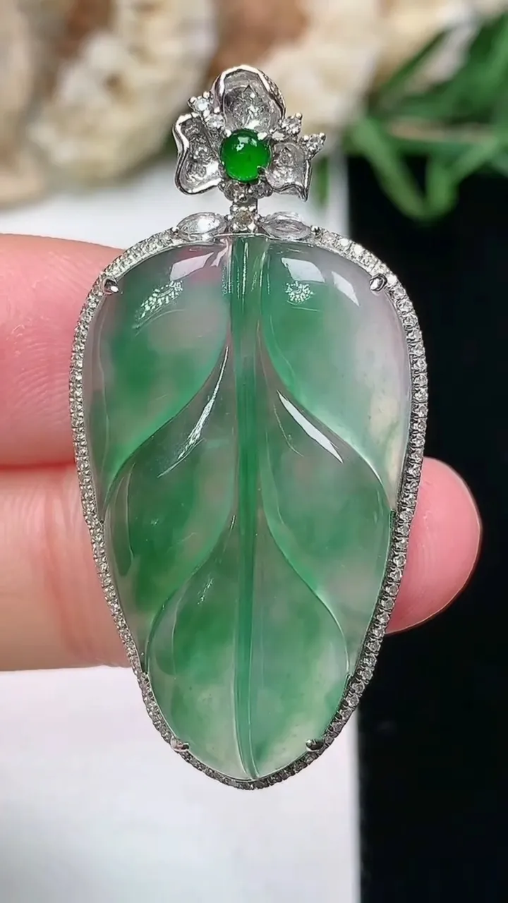 天然A货翡翠金枝玉叶 叶子吊坠，尺寸40.2-19.9-7，裸石29.5-18，重量:5.55g
1