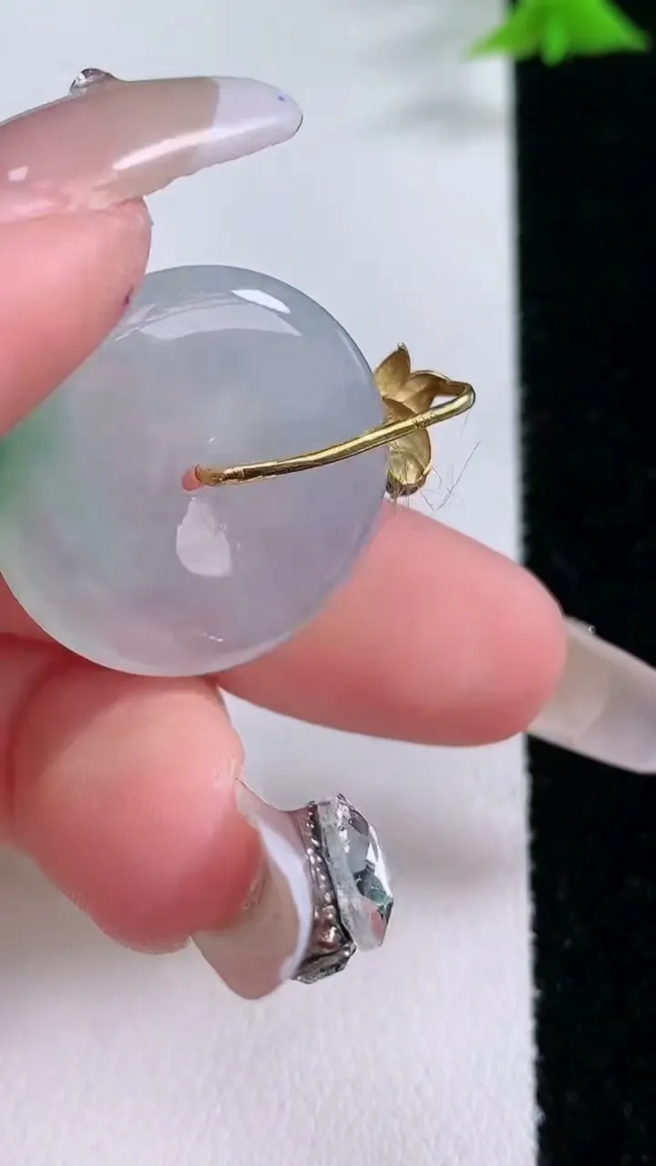 天然A货翡翠种飘花平安扣吊坠，尺寸23.4-4.5，重量:5.68g
1月27日