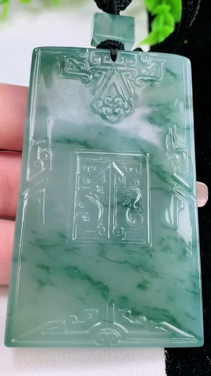 天然A货翡翠种飘花复古龙牌吊坠，尺寸69-44.3-5，重量:57.23g
1月27日