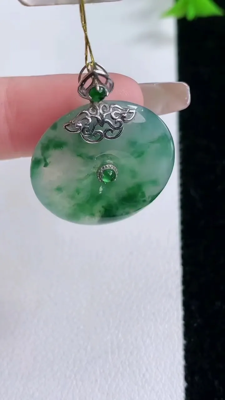 天然A货翡翠种飘花平安扣吊坠，尺寸24-5.2，重量:6.95g
1月27日