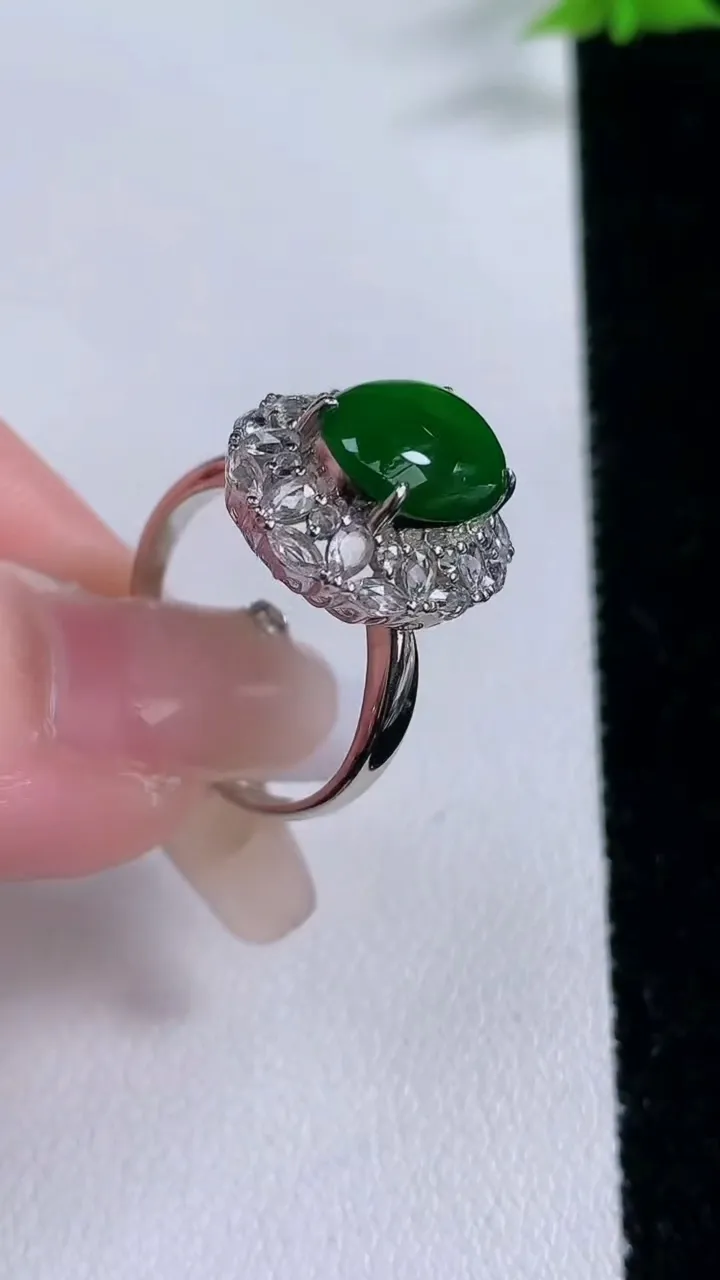 天然A货翡翠蛋面戒指，尺寸17.8-11.6-8.2-8.8，重量:3.88g2026年1月27日
工厂直销收藏佳品,种好水足，色泽均匀，有种有色，上手高大气！