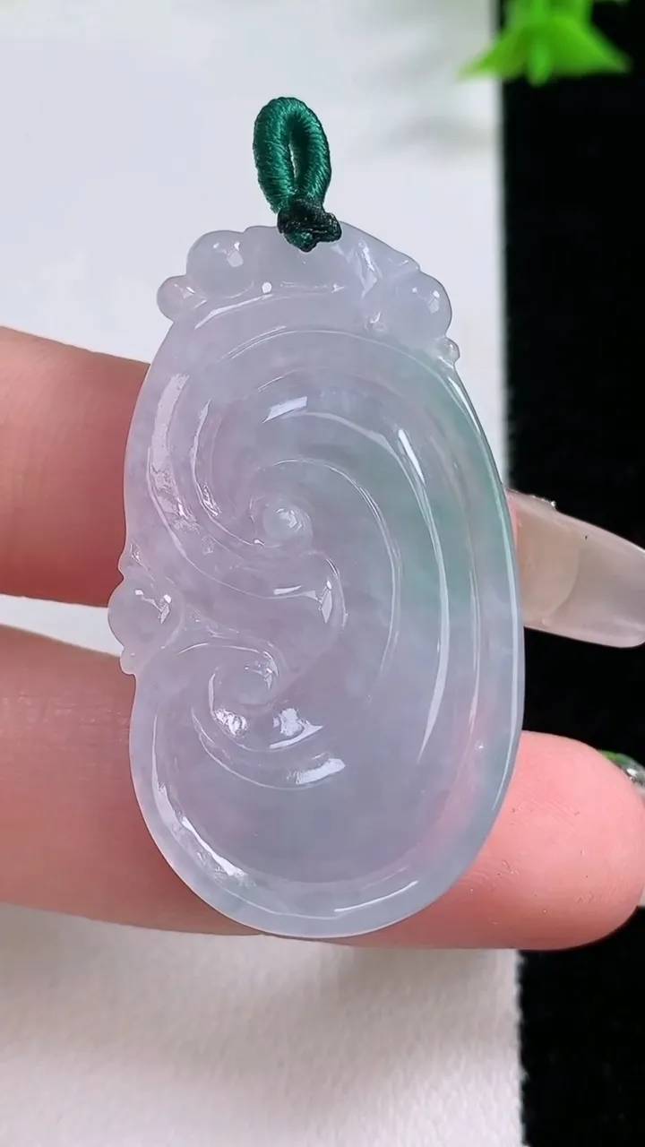 天然A货翡翠如意吊坠，尺寸40.5-22-5，重量:8.56g
1月27日