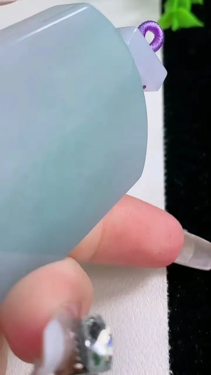 天然A货翡翠生肖马吊坠，尺寸52-38.7-11.3，重量:63.92g
1月27日