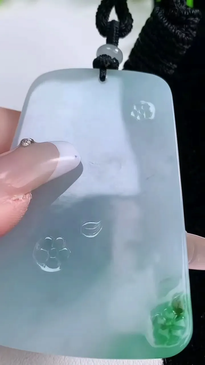 天然A货翡翠文殊菩萨吊坠，尺寸61.3-42.3-5.2，重量:35.33g
1月27日