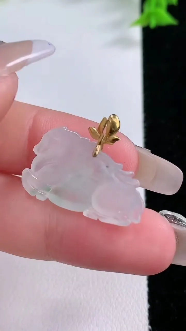 天然A货翡翠生肖马吊坠，尺寸14.2-25-3.7，重量:2.60g
1月27日