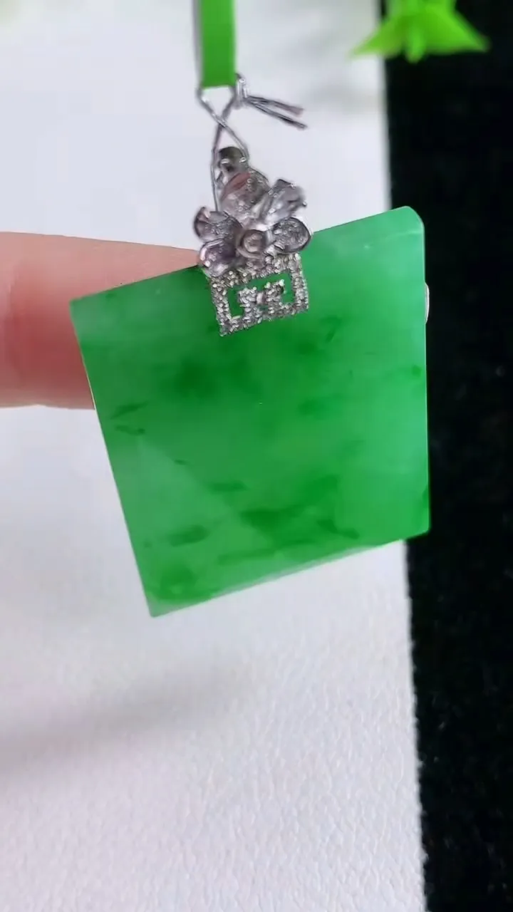 天然A货翡翠无事牌吊坠，尺寸32-24.2-3.6，重量:10.57g
1月27日