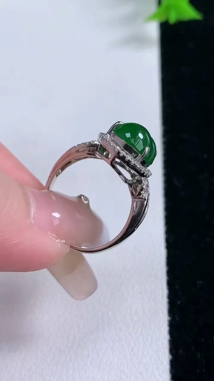 天然A货翡翠葫芦戒指，尺寸17.3-12-7.8-8，重量:4.48g2026年1月27日
工厂直销收藏佳品,种好水足，色泽均匀，有种有色，上手高大气！