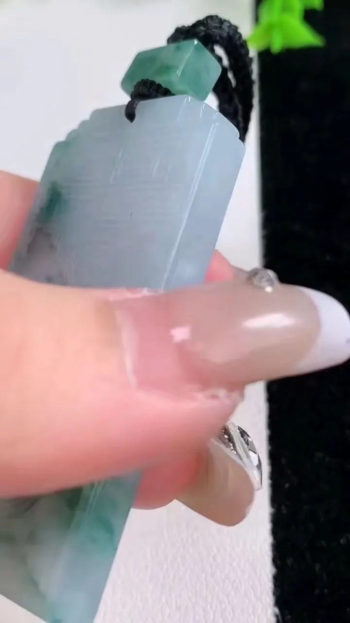 天然A货翡翠飘花仿古无事牌吊坠，尺寸56-28.4-5.8，重量:36.11g
1月27日