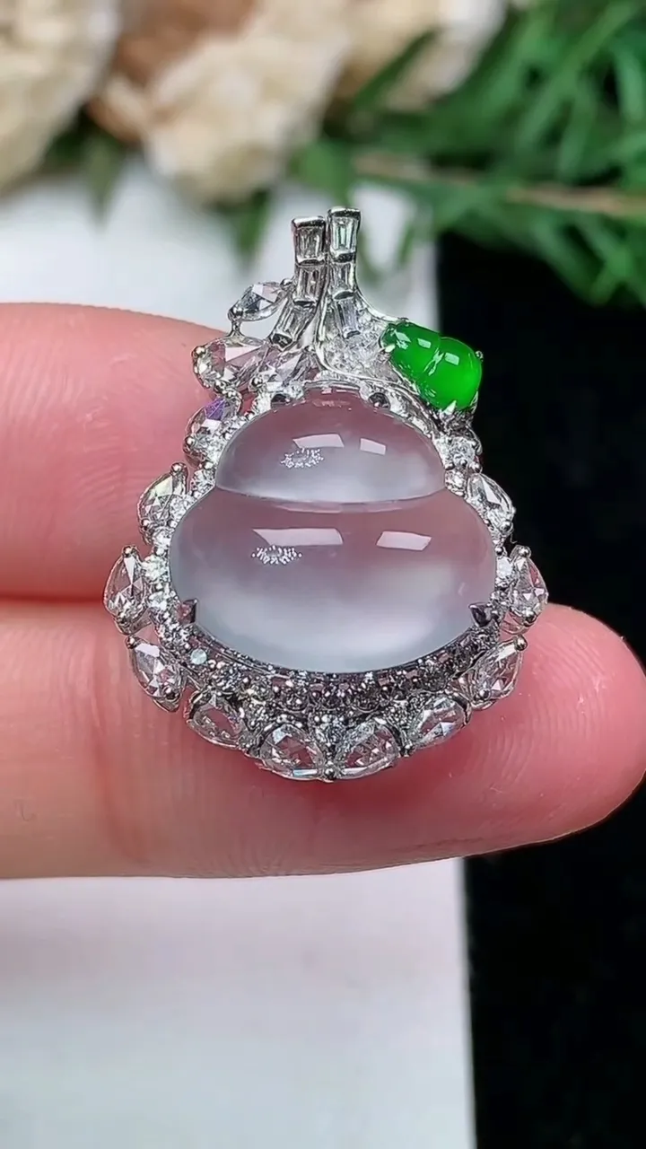 天然A货翡翠白冰葫芦吊坠，尺寸24.9-18.7-11.8，裸石12.2-13.4，重量:3.76g