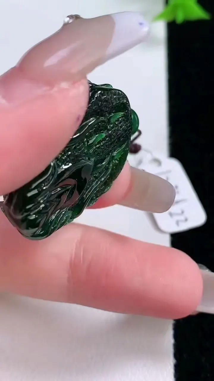 天然A货翡翠龙牌吊坠，尺寸29-22.4-12，重量:13.78g
1月27日