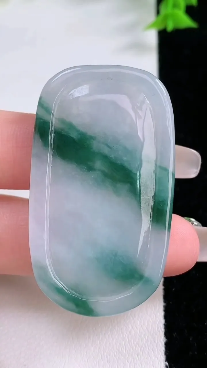 天然A货翡翠飘花千手观音吊坠，尺寸48-27.8-5.7，重量:16.31g
1月27日