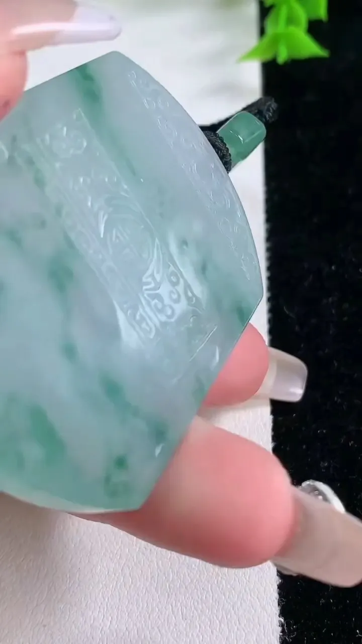 天然A货翡翠飘花仿古无事牌吊坠，尺寸52.8-41.8-5.5，重量:39.82g
1月27日