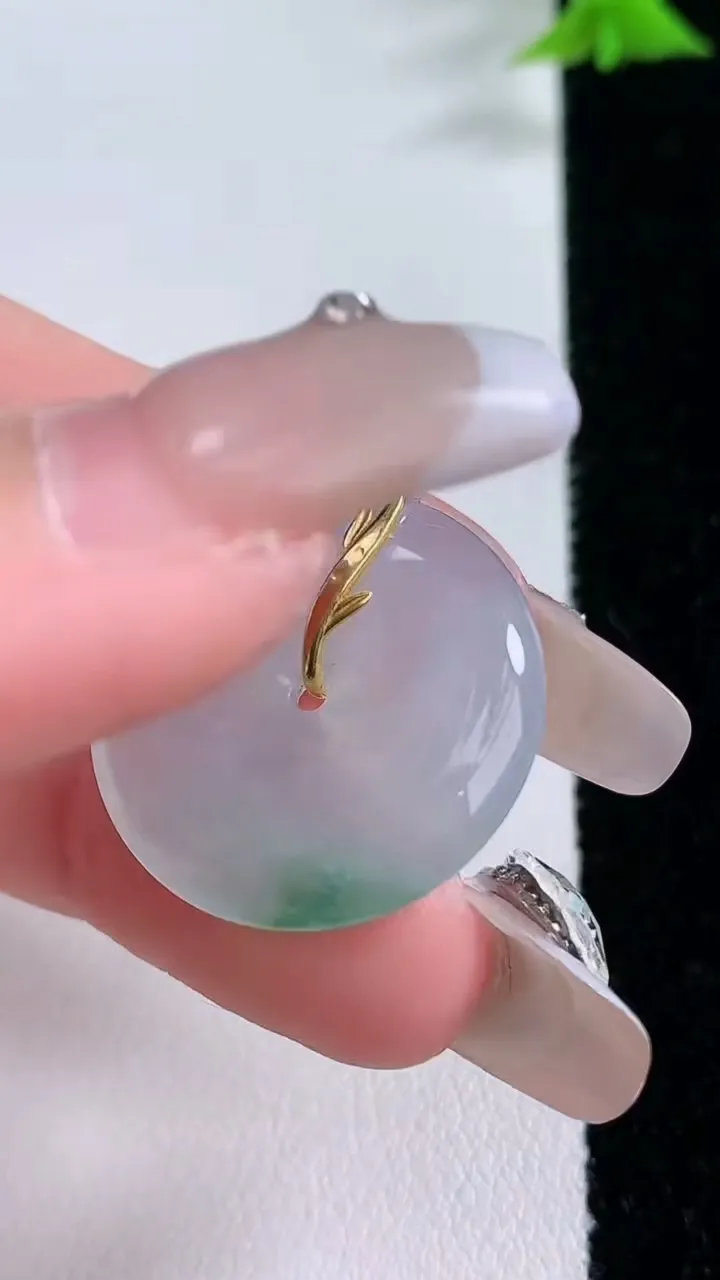 天然A货翡翠种飘花平安扣吊坠，尺寸23.4-4.5，重量:5.68g
1月27日