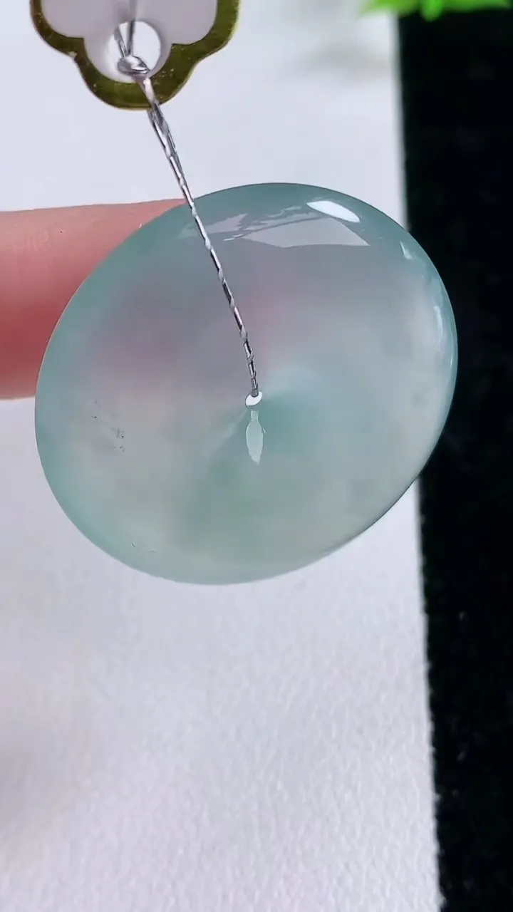 天然A货翡翠平安扣吊坠，尺寸29.7-5.7，重量:10.71g
1月27日