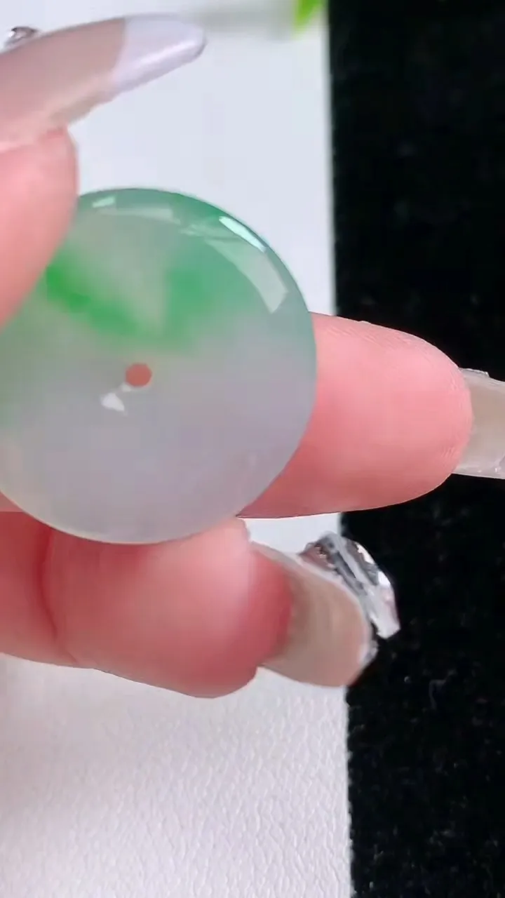 天然A货翡翠平安扣吊坠，尺寸23.4-3.5，重量:4.28g
1月28日