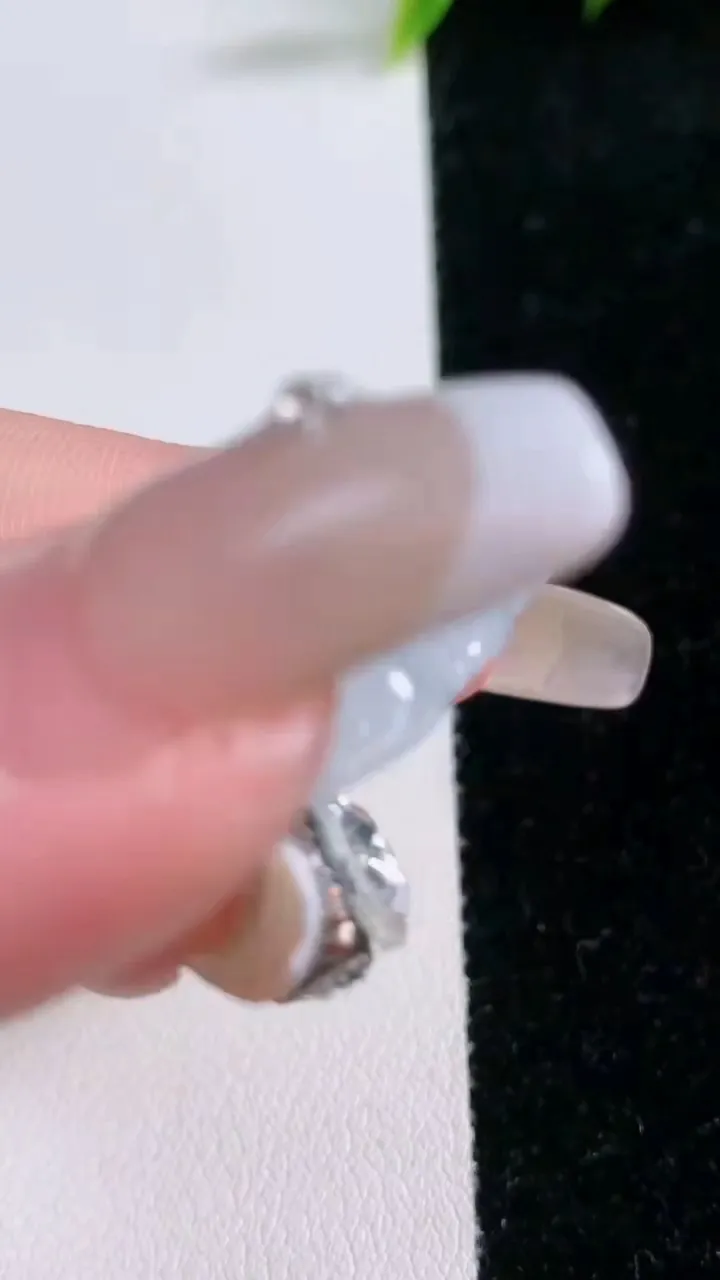 天然A货翡翠佛公吊坠，尺寸35.3-33.8-5.8，重量:10.93g
1月28日