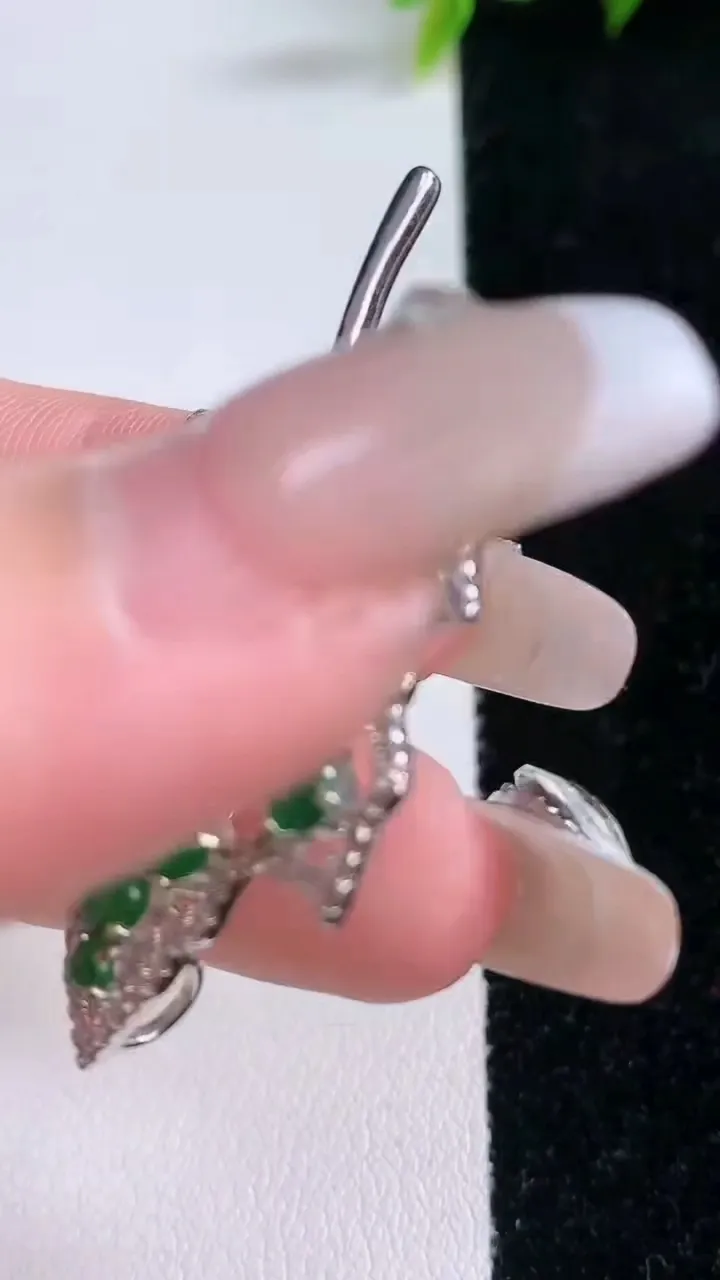 天然A货翡翠蛋面胸针，尺寸4，重量:7.92g
1月28日