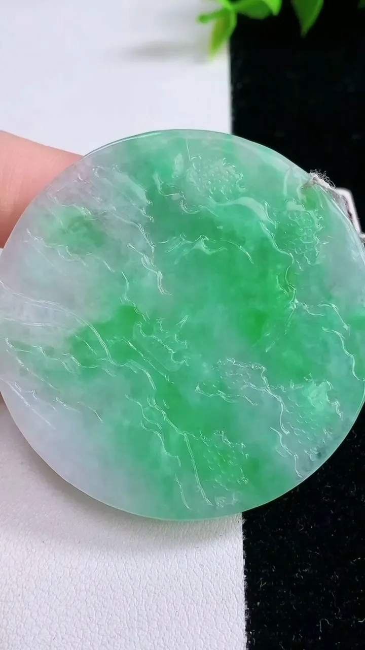 天然A货翡翠山水牌吊坠，尺寸52.8-4.7，重量:26.78g
1月28日