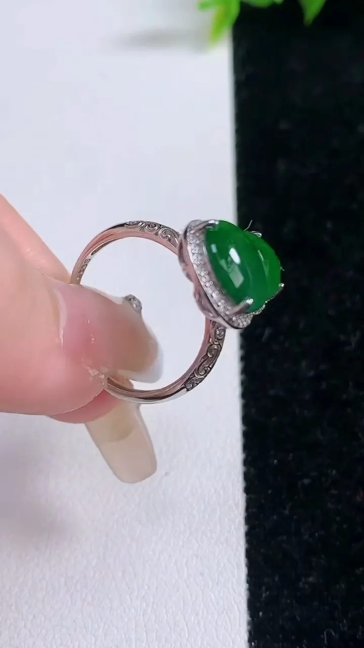 天然A货翡翠葫芦戒指，尺寸14.4-9.8-7.5，重量:2.76g2026年1月28日
工厂直销收藏佳品,种好水足，色泽均匀，有种有色，上手高大气！