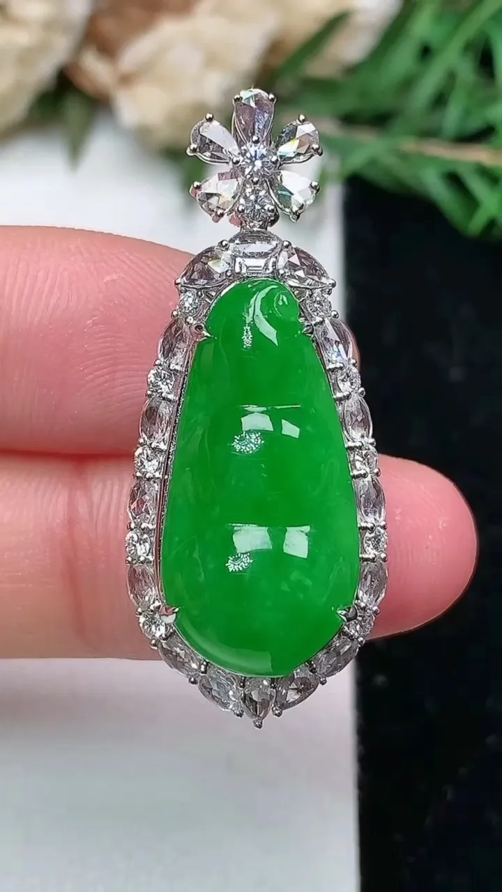 天然A货翡翠福豆吊坠，尺寸36.4-15.2-10.6，裸石22.3-11，重量:5.78g
1月2