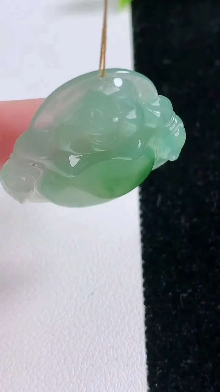 天然A货翡翠佛公吊坠，尺寸31.8-34.2-5.9，重量:10.00g
1月28日
