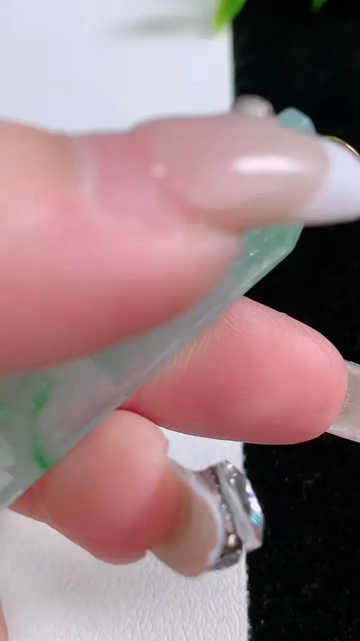 天然A货翡翠鸟语花香吊坠，尺寸48-23-4，重量:10.14g
1月28日